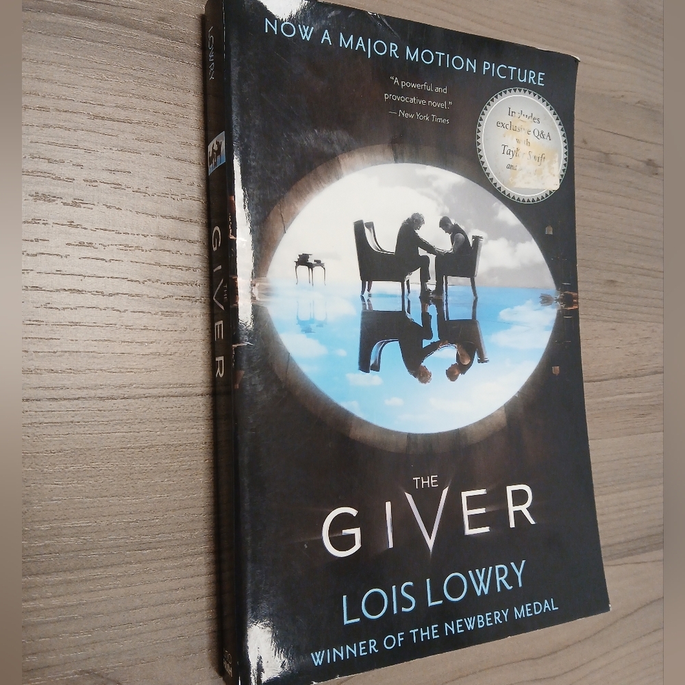 🤯2/$15 The Giver by Lois Lowry Paperback Book